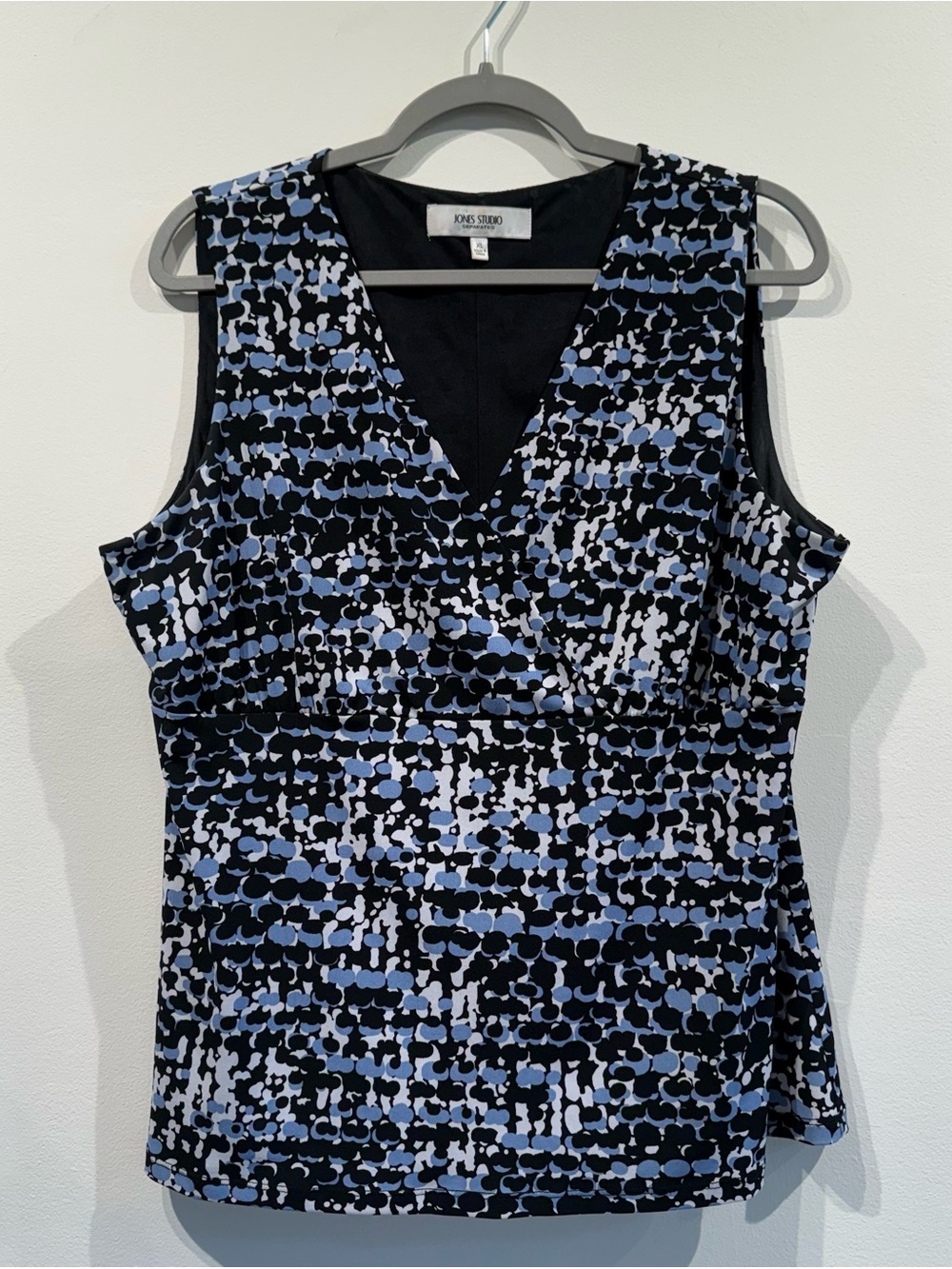 Vintage Jones New York Sleeveless V-Neck Top in Black and Light Blue Print
